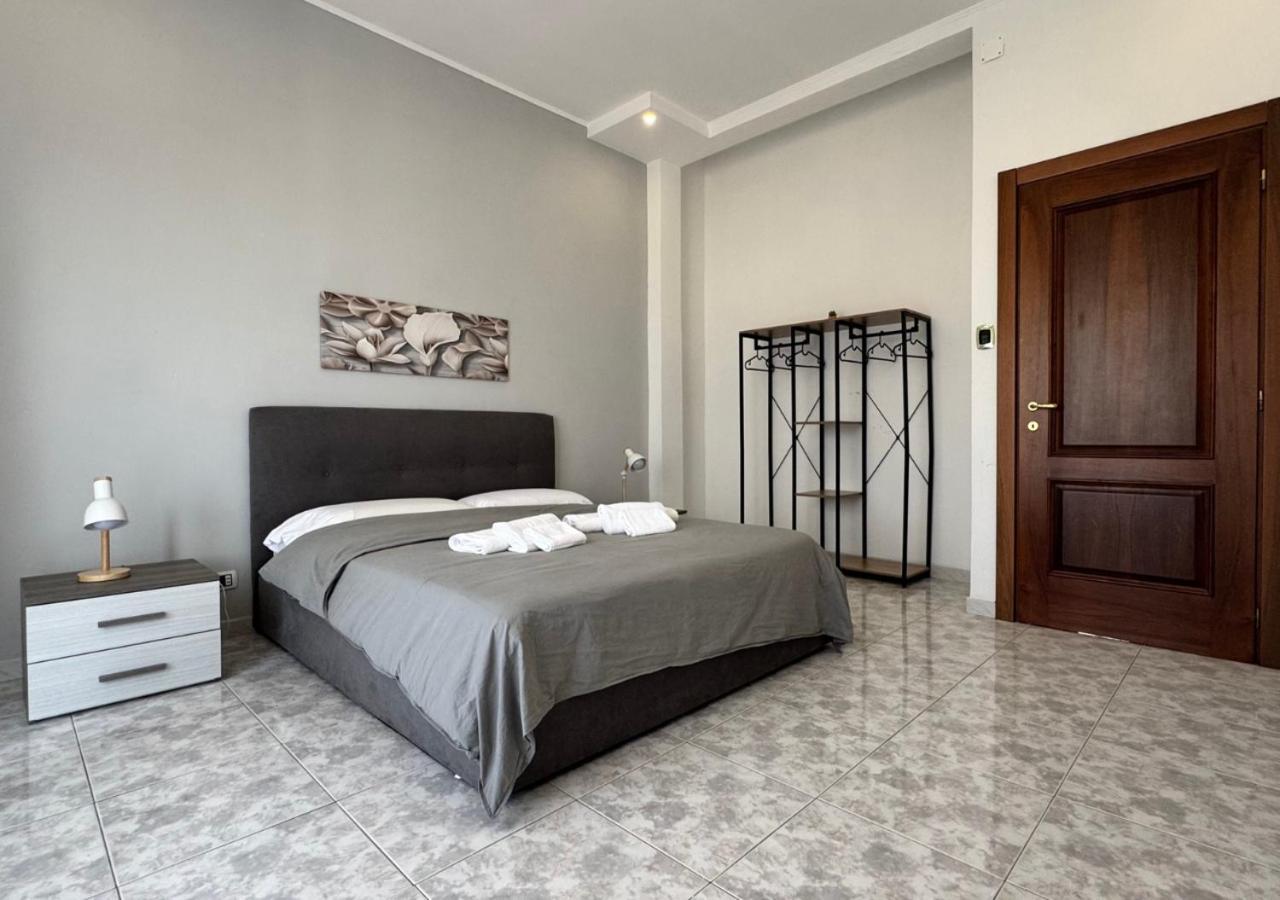 Appartamento Corso Novara - 8 Posti Letto E Self Check-in Vicino La Stazione Di Napoli